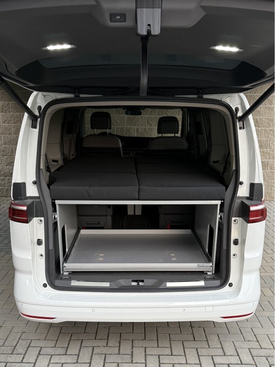 Lůžková úprava pro Volkswagen T7 Multivan DĚLENÁ vč. výsuvu_KOMISNÍ PRODEJ