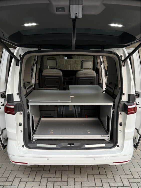 Lůžková úprava pro Volkswagen T7 Multivan DĚLENÁ vč. výsuvu_KOMISNÍ PRODEJ