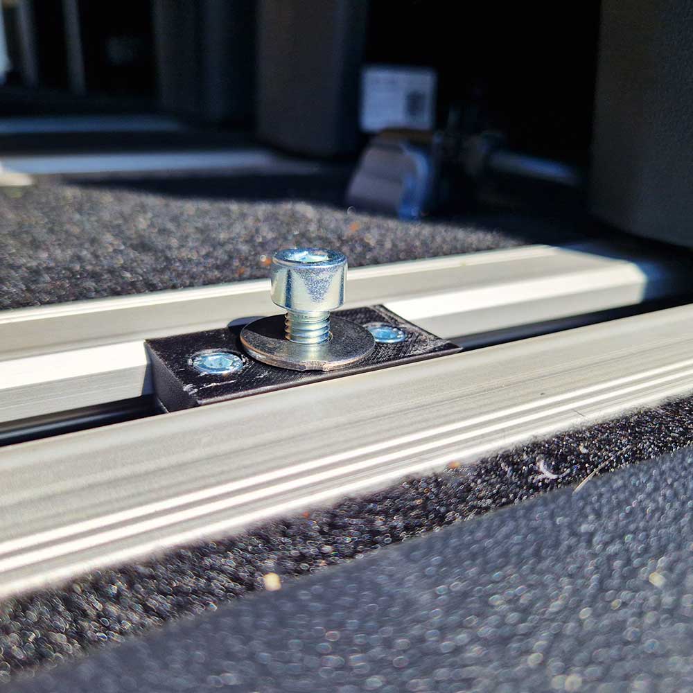 Úchyt pro podlahové kolejnice VW T7 Multivan/California a FORD Custom Tourneo V710, 1 pár