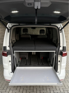 Lůžková úprava pro Volkswagen T7 Multivan DĚLENÁ vč. výsuvu_KOMISNÍ PRODEJ